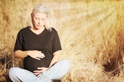 Une femme enceinte effectue des exercices de respiration avant l'accouchement