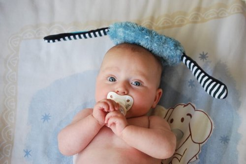 Un bébé avec sa tétine dans la bouche
