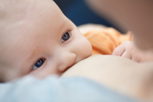 Pendant l'allaitement, les mères peuvent se sentir distraites et maladroites