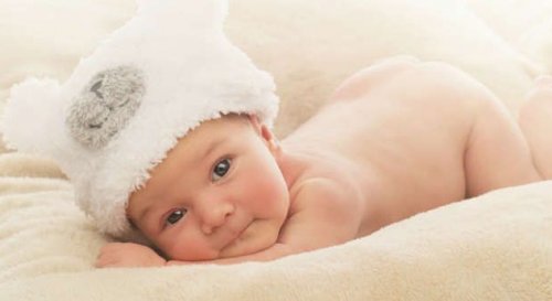 bébé couché sur le ventre