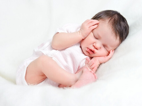 Un bébé endormi grâce à des habitudes de sommeil saines 