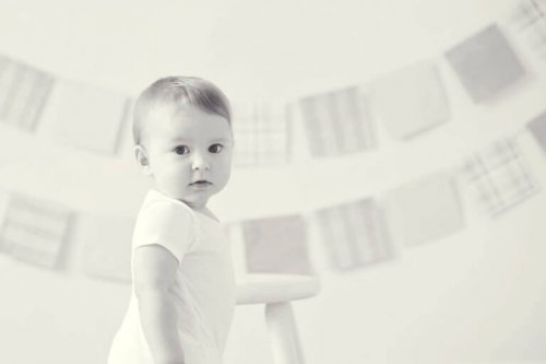 Un bébé debout de profil