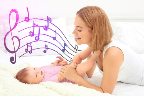 Une maman chante une berceuse à son bébé