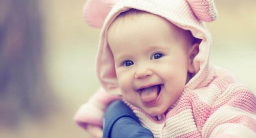 Les bébés apprennent à rire grâce à leurs parents