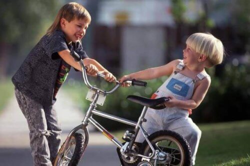 Quand des enfants frappent votre petit, il est important qu'il en parle