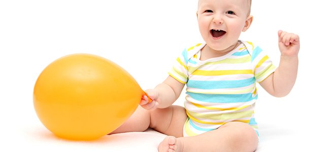 Un bébé avec un ballon