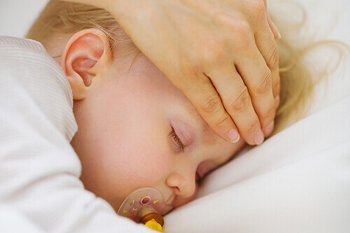 Un bébé endormi atteint de fièvre
