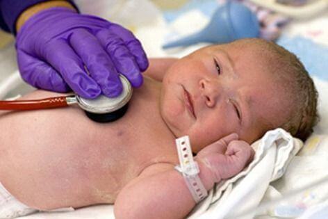 Un bébé subit un test respiratoire après la naissance, dont les résultats sont pris en compte dans le score d'Apgar