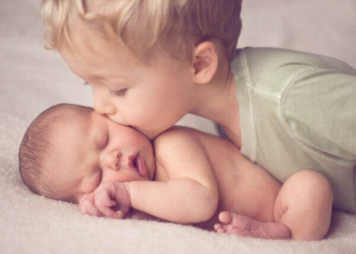 À quel âge un enfant construit-il ses premiers souvenirs ?