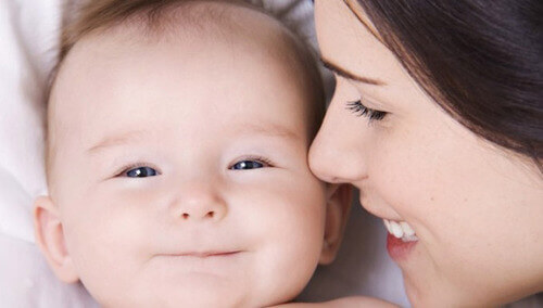 Un bébé avec sa maman qui l'aide à construire ses premiers souvenirs