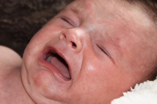 Un bébé en pleurs