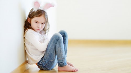 Une petite fille qui fait une colère