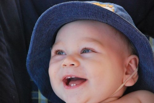 Un bébé souriant avec ses premières dents