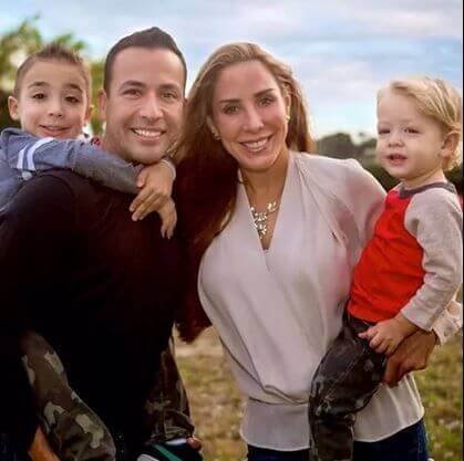 Une famille heureuse avec deux petits garçons