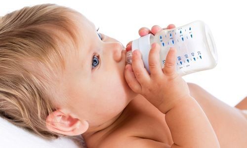 Peut-on donner de l’eau à un bébé de moins de 6 mois ?