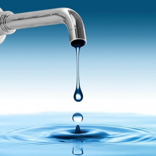 Un robinet d'eau qui coule