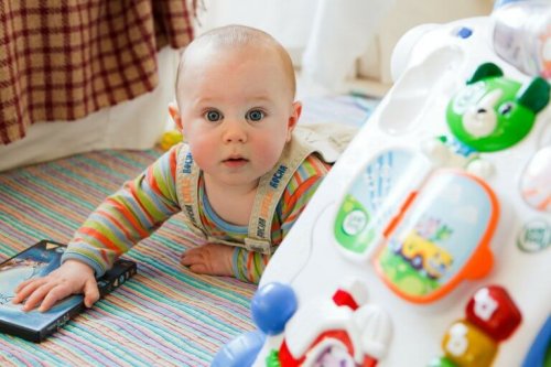 Un bébé en exercice de stimulation précoce