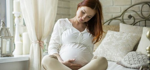 Une femme enceinte dans son lit