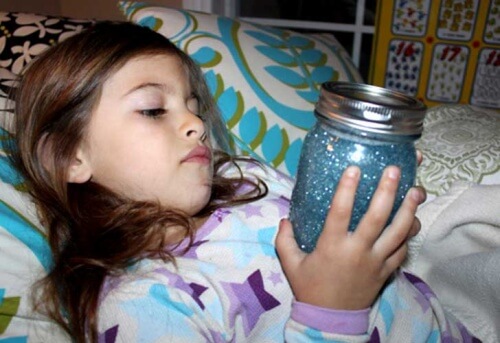 Une petite fille concentrée avec sa bouteille de retour au calme