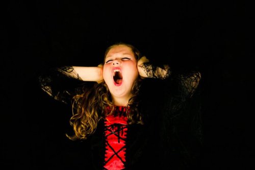 Une petite fille qui fait un caprice et l'on peut désamorcer un caprice avec une question