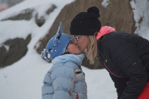 Une maman embrasse sa petite fille