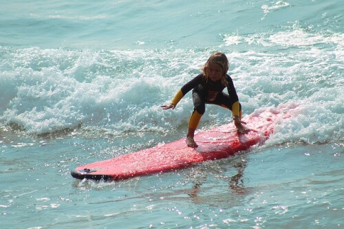 Un enfant sur une planche de surf