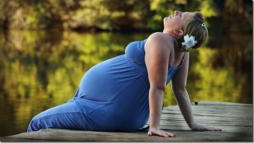 Une femme enceinte près d'un lac