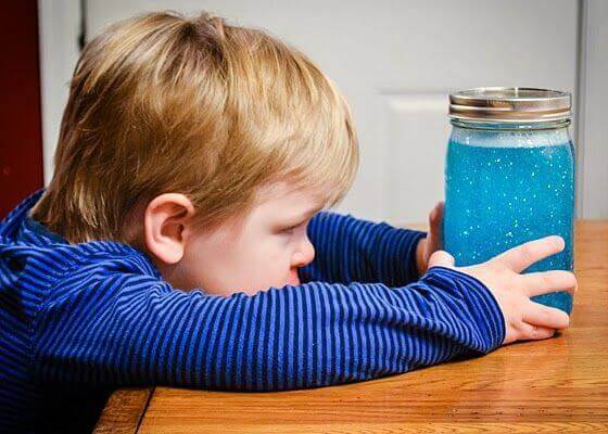 Un petit garçon avec une bouteille de retour au calme