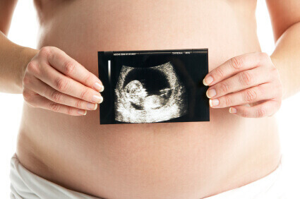 Résultats d'échographie sur le ventre d'une femme enceinte. 