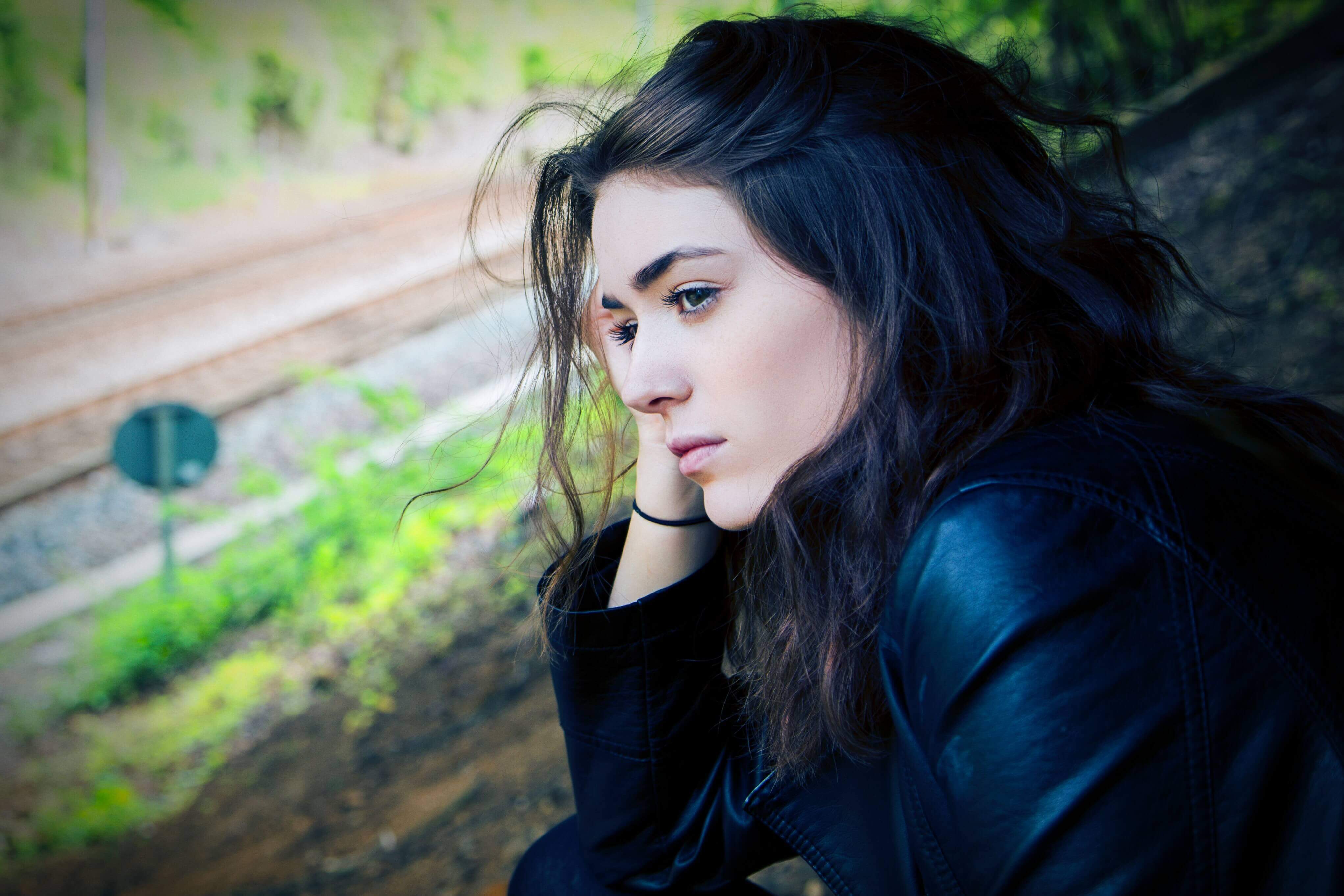 Femme dans la nature pensive