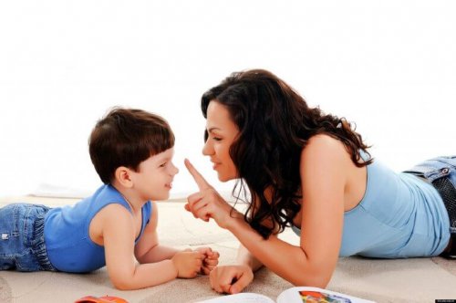 Une mère qui dit "non" à son enfant