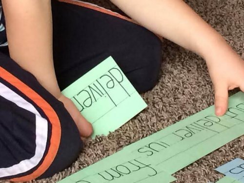 Un enfant utilise la méthode Doman pour apprendre la lecture