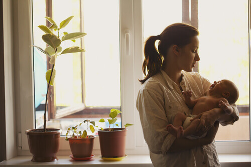 Une maman qui berce son enfant ce qui permet de calmer le bébé quand il pleure