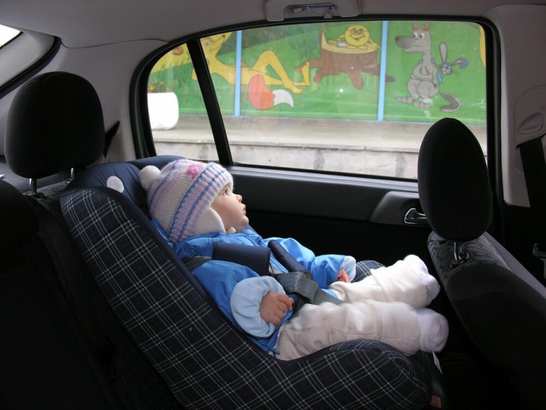 Pourquoi ne devez-vous pas asseoir votre enfant dans la voiture avec son manteau ?