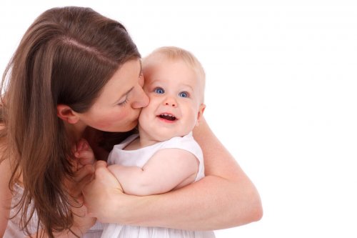 Une maman fait un bisou à sa petite fille, une façon de dire au revoir à votre bébé