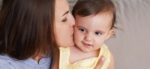 Une maman fait un bisou à son bébé pour lui dire au revoir