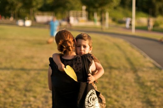 Un enfant triste dans les bras de sa maman