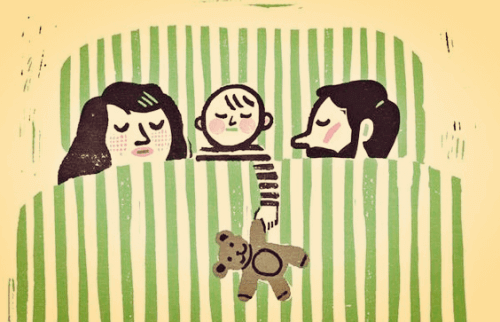 Un bébé endormi entre ses parents, une des scènes de la vie de couple avec un enfant