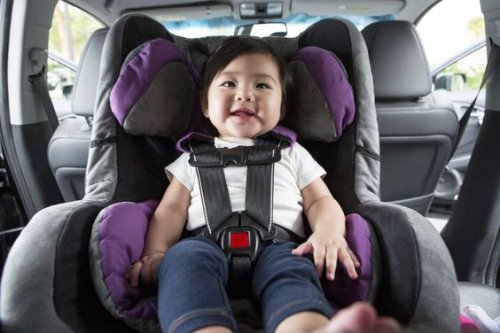 Coucher le bébé dans le siège auto