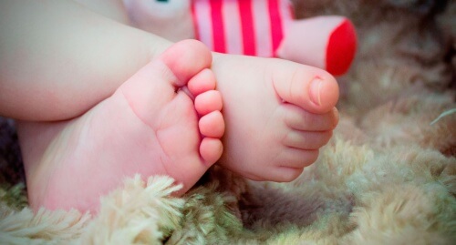 Les pieds froids sont un des signaux alarmants chez le bébé