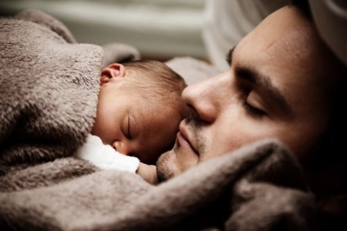 Un bébé endormi sur son papa
