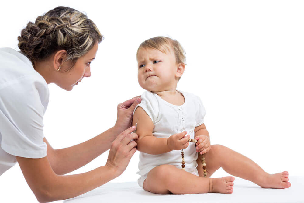 Un bébé reçoit un vaccin 