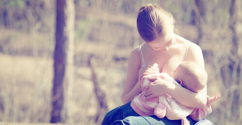 Une maman donne le sein à son bébé, qui permet notamment de perdre du poids après la grossesse