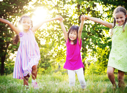 Des petites filles dans un jardin