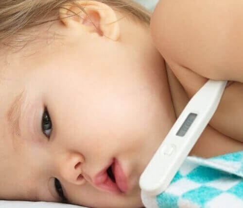 10 astuces pour faire baisser la fièvre de votre bébé