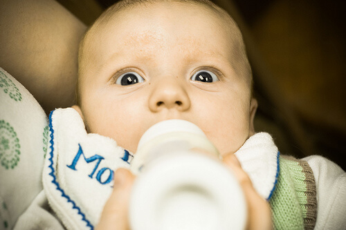 Bébé avec biberon intolérance au lactose