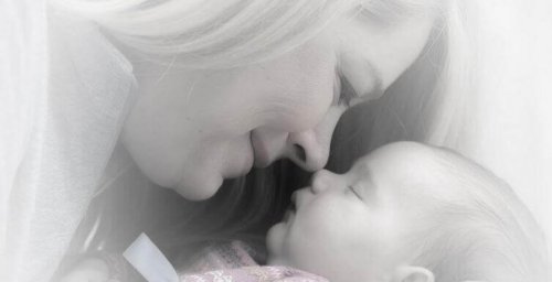 L'odeur de bébé douce et merveilleuse, une connexion sensationnelle