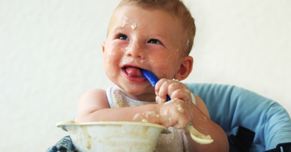 Il y a des enfants qui jouent beaucoup avec de la nourriture au début