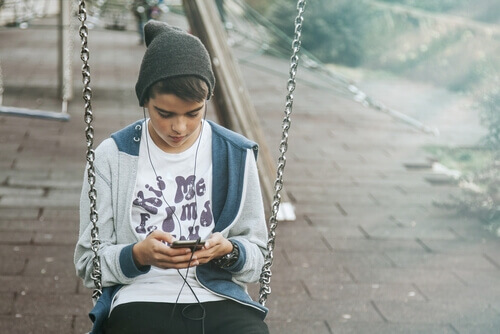 Un adolescent isolé avec son portable