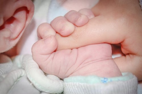 Quand votre bébé vous touche, c'est comme si vous étiez son premier jouet